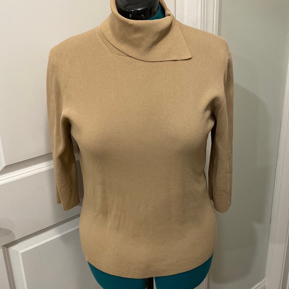 EUC Ann Taylor Split turtleneck top in Tan, size Large, quarter length sleeves